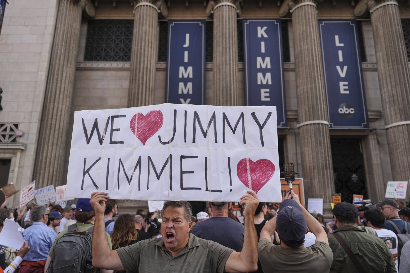 Late-night shows address Jimmy Kimmel suspension with humor and solidarity | iNFOnews.ca