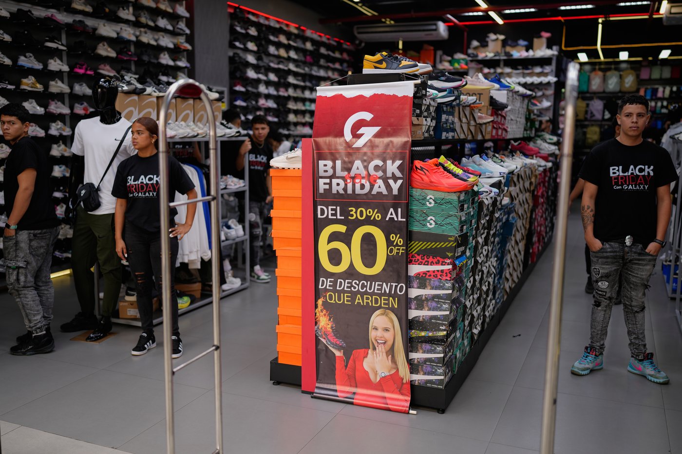Venezuelans worried about economic turmoil shun Black Friday deals | iNFOnews.ca