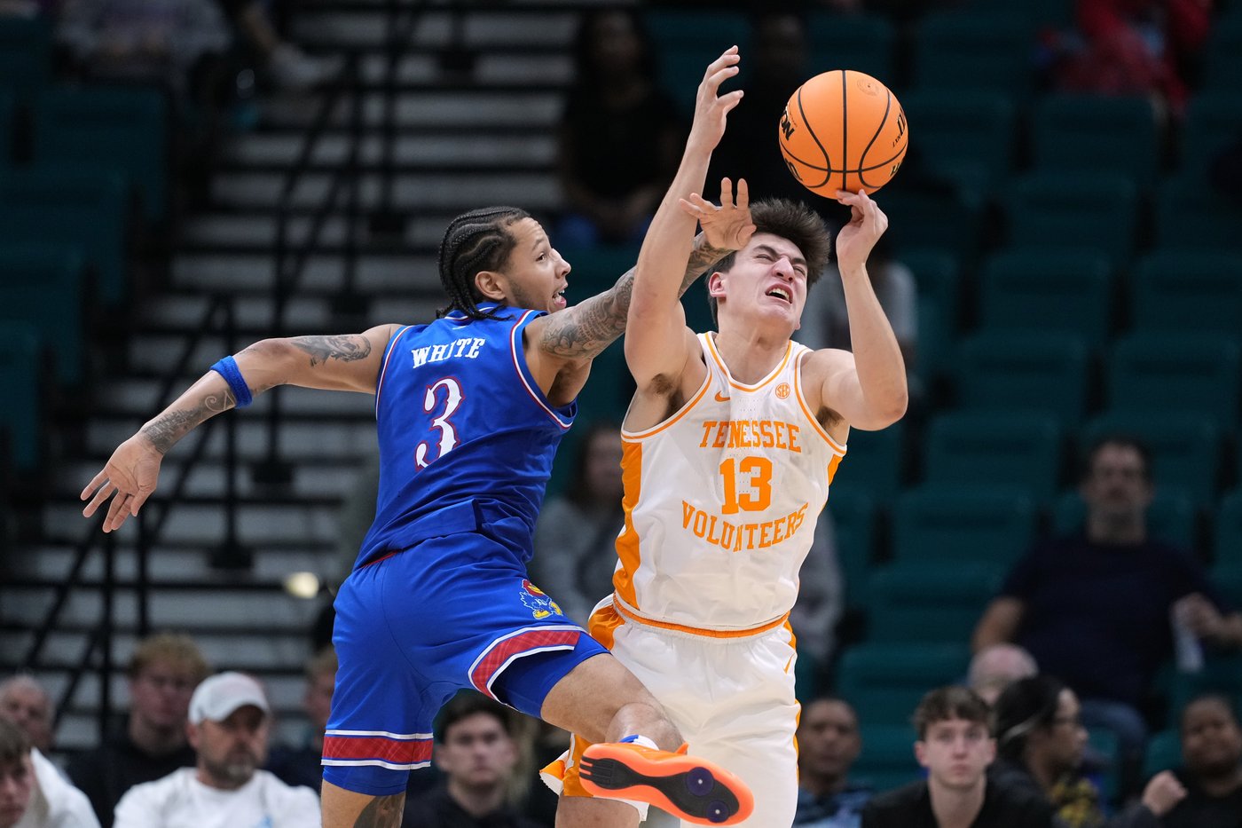 Kansas deals No. 17 Tennessee its 1st loss, 81-76 in 3rd-place game at Players Era Championship | iNFOnews.ca
