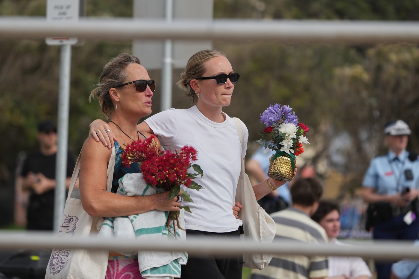 Photos show the scene of a deadly attack on Sydney's Bondi Beach | iNFOnews.ca