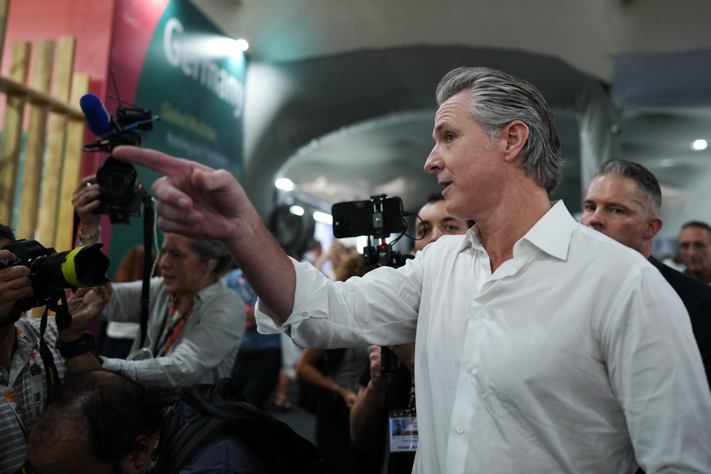 Newsom tells AP the eight senators who struck the shutdown deal aren't alarmed enough about Trump | iNFOnews.ca