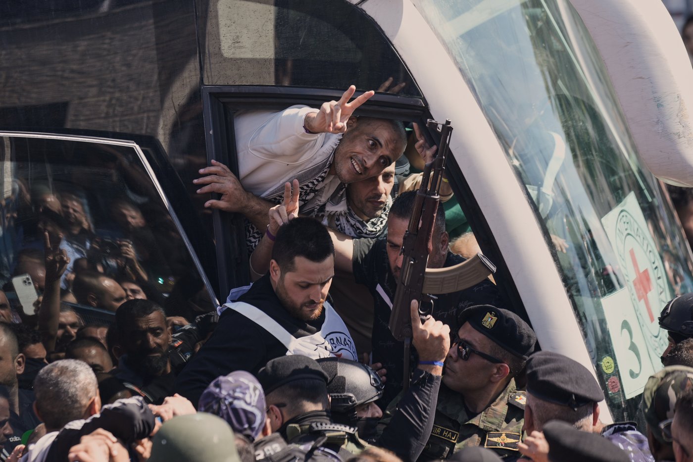 Israelis and Palestinians rejoice as hostages are released and prisoners freed, in photos | iNFOnews.ca