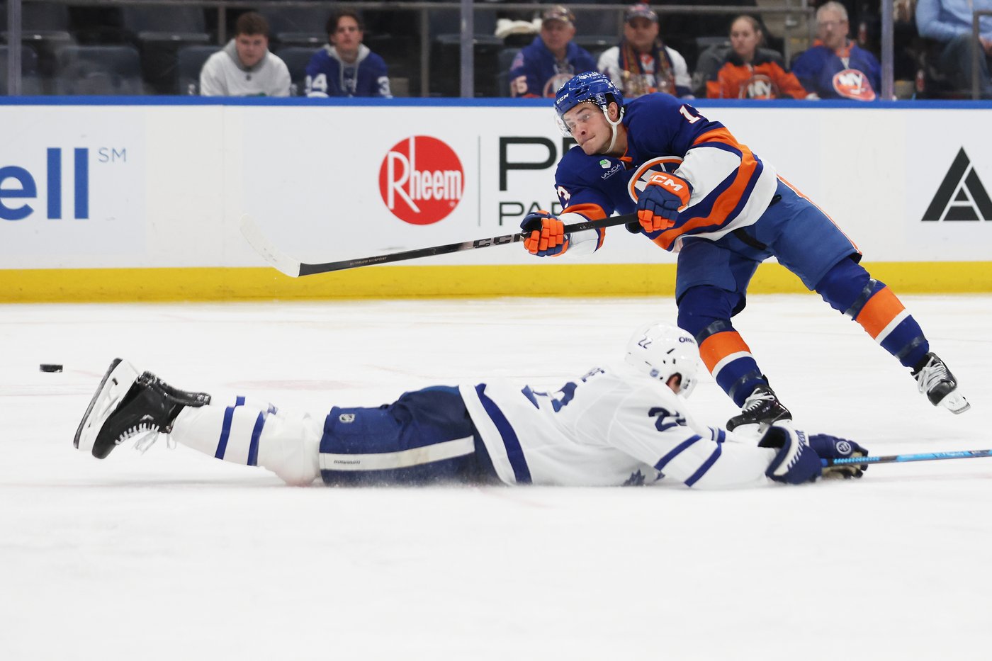 Schaefer scores 2nd goal of game in OT to give Islanders 4-3 win over Maple Leafs | iNFOnews.ca
