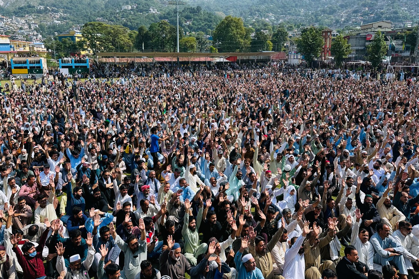 Pakistan opens talks with Kashmir protesters as PM calls for calm after deadly clashes | iNFOnews.ca