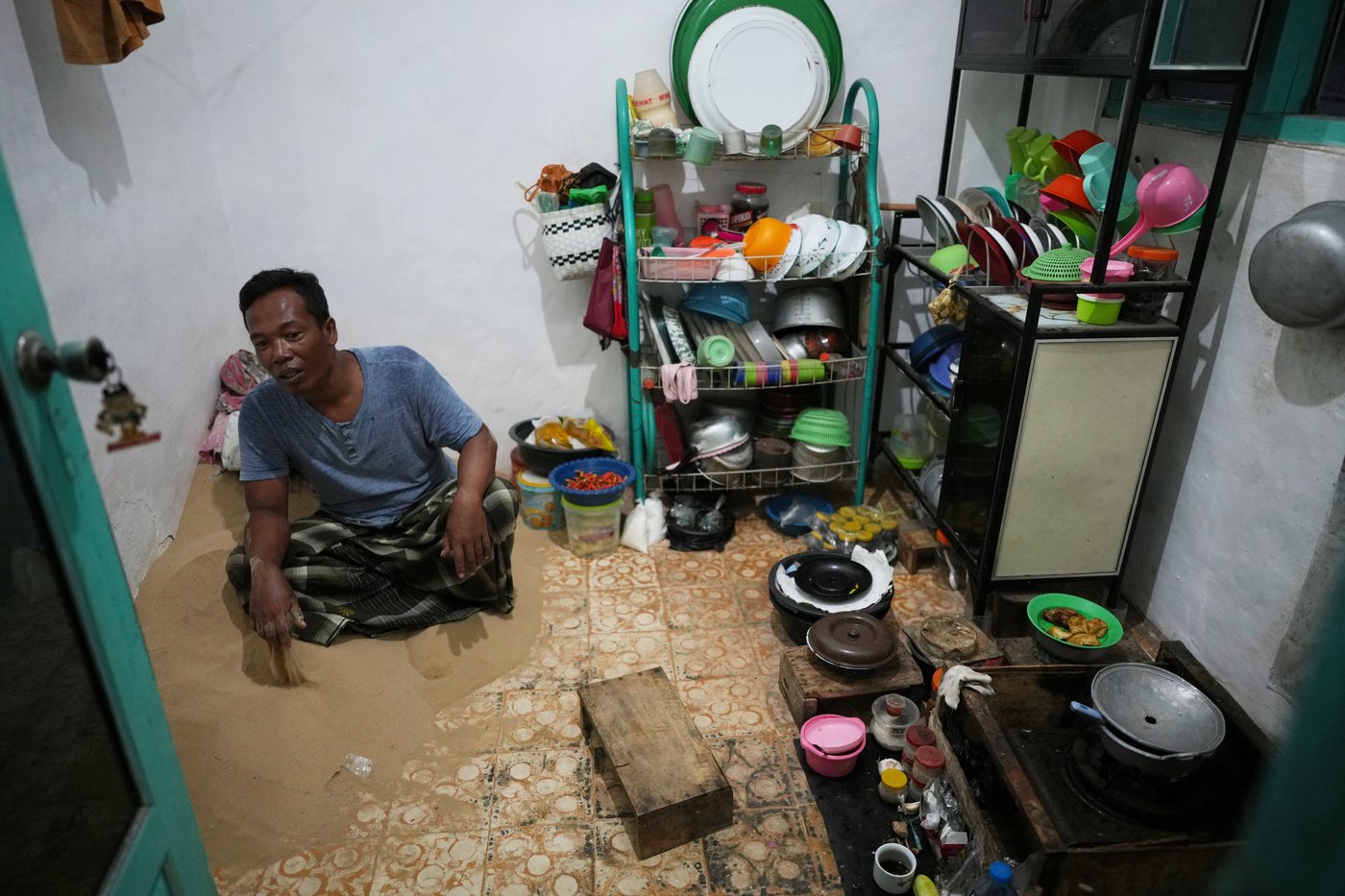 PHOTO ESSAY: Indonesia’s village keeps tradition of life on sand | iNFOnews.ca