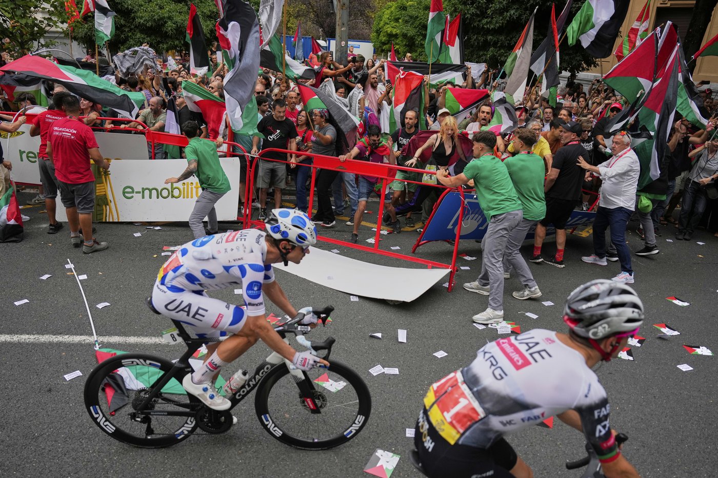 Spanish Vuelta stage cut short because of disruption by pro-Palestinian protesters near finish line | iNFOnews.ca Spanish Vuelta stage cut short because of disruption by pro-Palestinian protesters near finish line | iNFOnews.ca