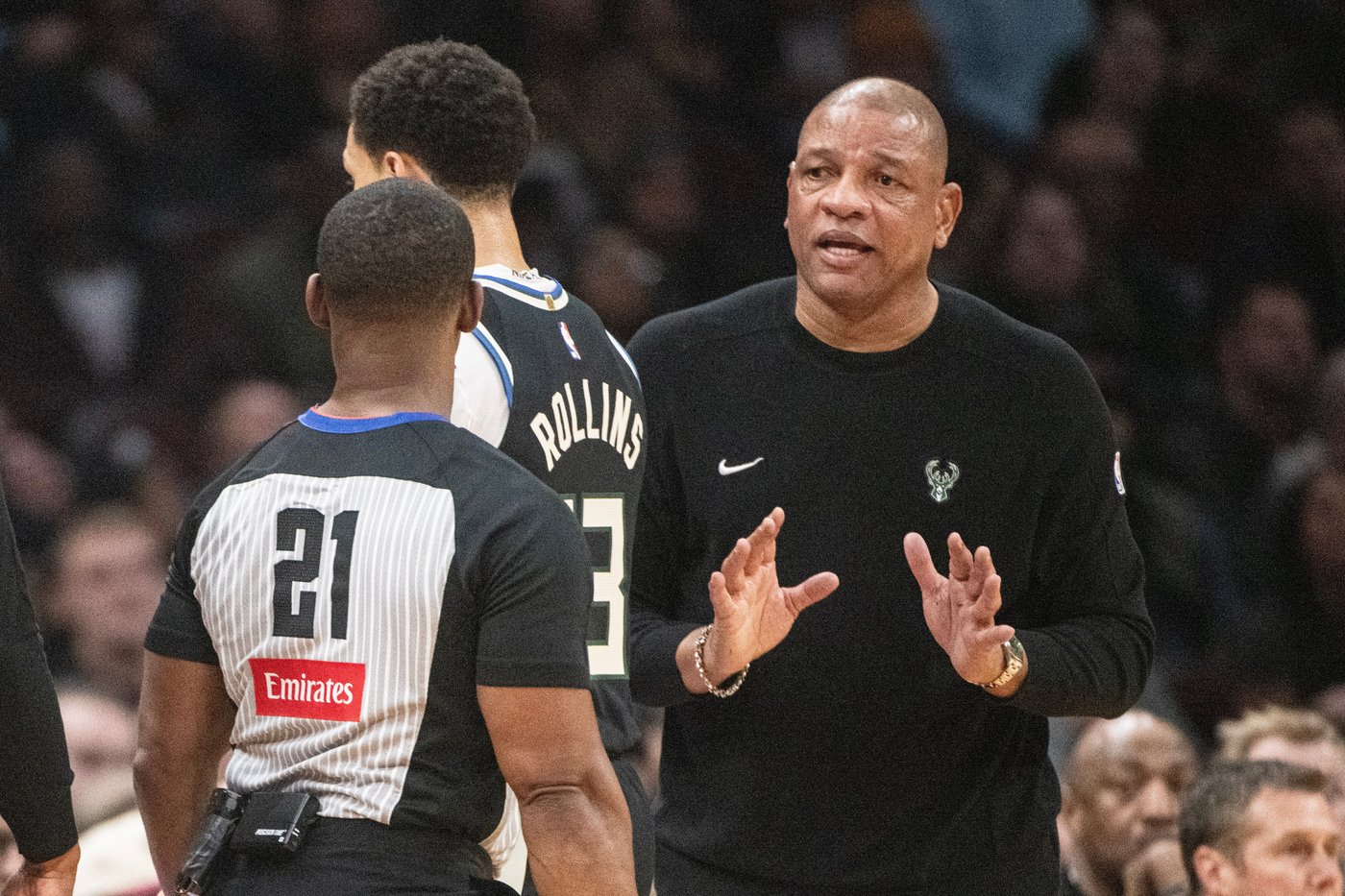 Mitchell's 37 points power Cavaliers to victory over Bucks as Antetokounmpo exits with injury | iNFOnews.ca Mitchell's 37 points power Cavaliers to victory over Bucks as Antetokounmpo exits with injury | iNFOnews.ca