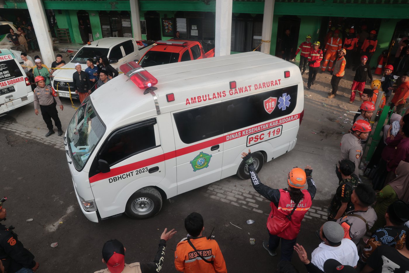 Photos from the collapse of an Islamic school building in Indonesia | iNFOnews.ca