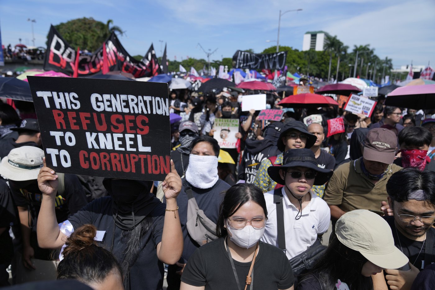 Dozens arrested and hurt in clashes with police near Philippine presidential palace | iNFOnews.ca Dozens arrested and hurt in clashes with police near Philippine presidential palace | iNFOnews.ca