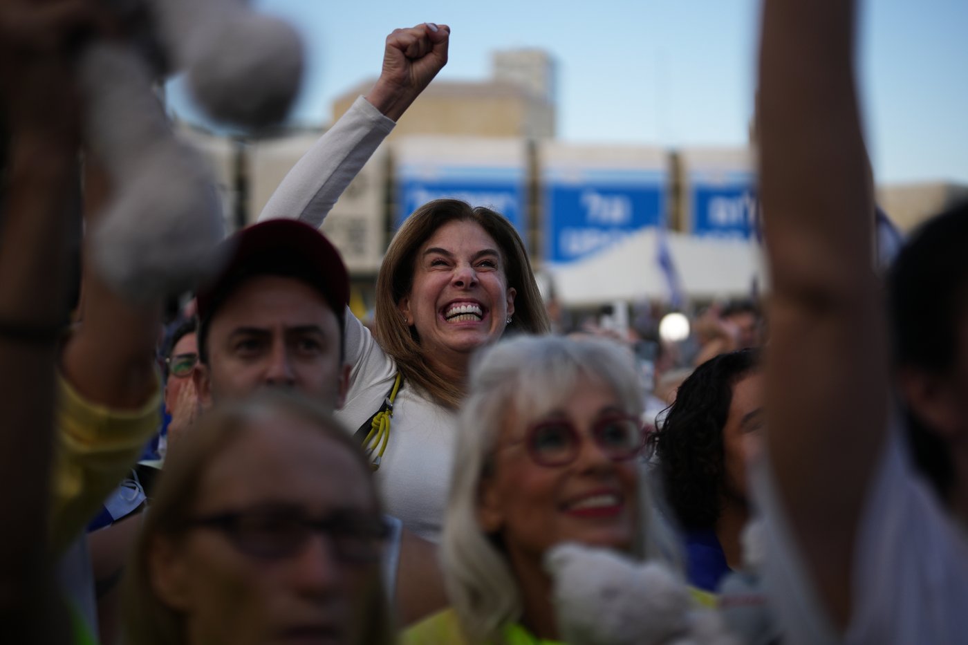 Israelis celebrate the return of hostages after ceasefire in Gaza, in photos | iNFOnews.ca