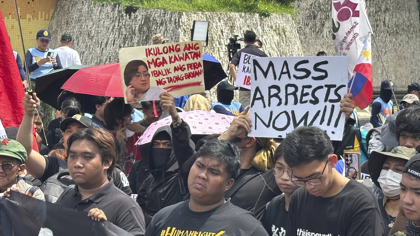 Philippine president supports public outrage over corruption but says protests should be peaceful | iNFOnews.ca