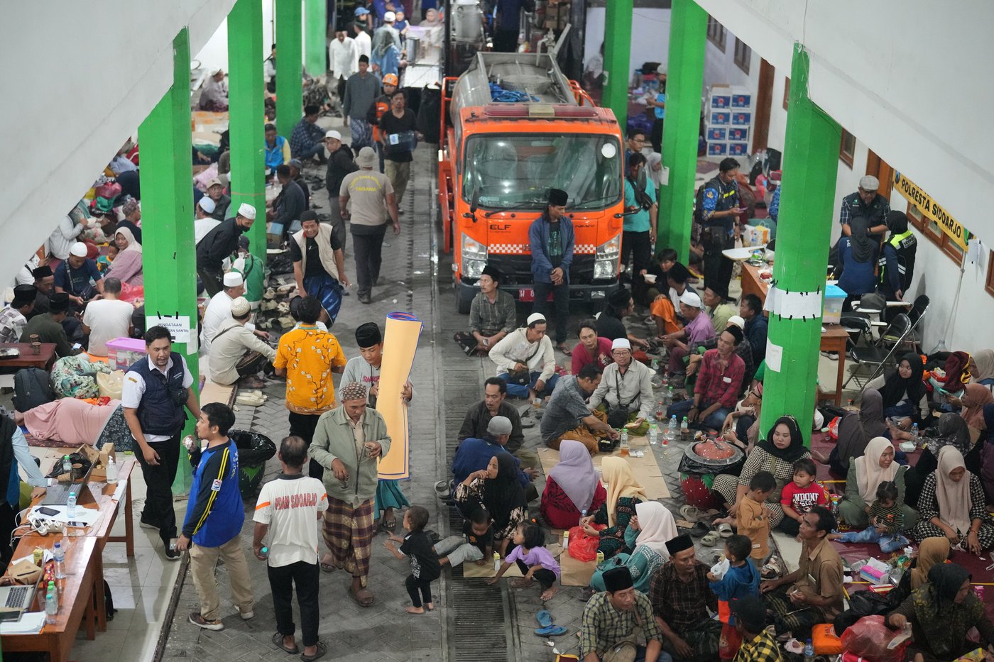 Indonesian rescuers race to find dozens of students in rubble of collapsed school | iNFOnews.ca