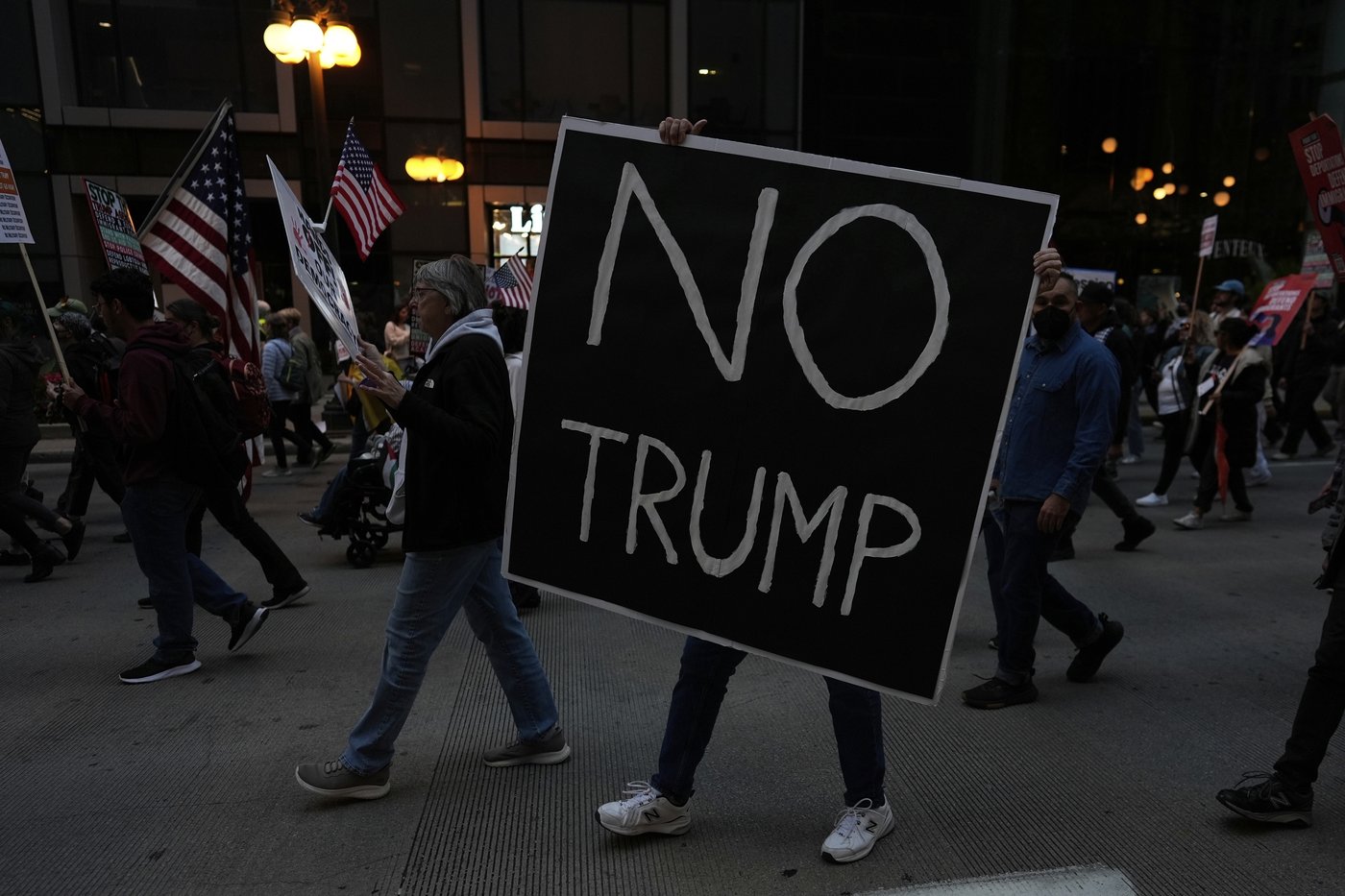 Photos capture Chicagoans’ protest against ICE and Trump’s intervention plans | iNFOnews.ca