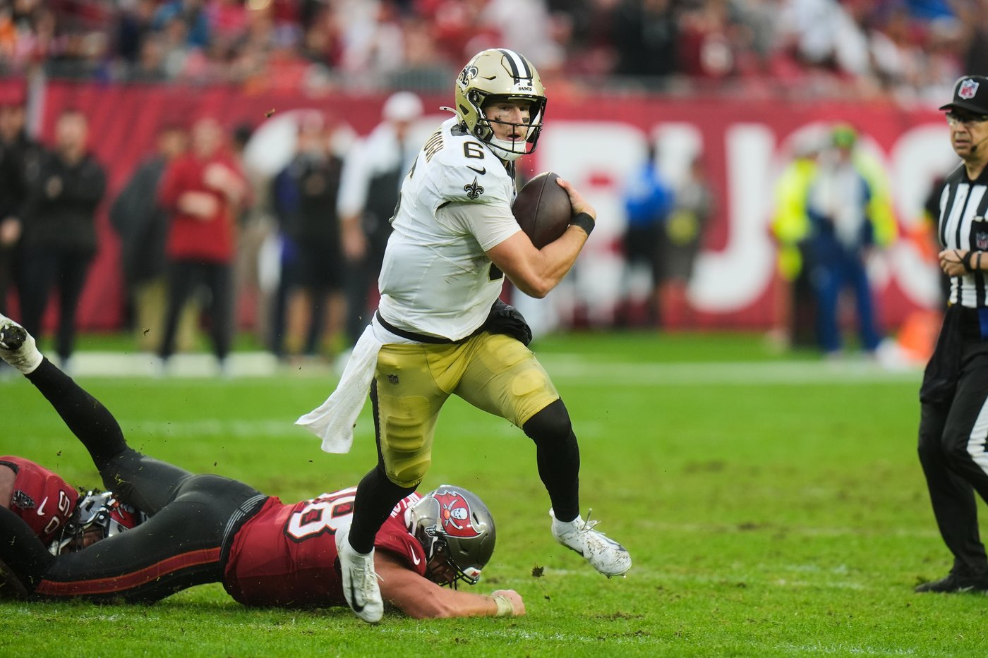 Rookie QB Tyler Shough's 2 TD runs lead Saints to a 24-20 upset of Buccaneers | iNFOnews.ca Rookie QB Tyler Shough's 2 TD runs lead Saints to a 24-20 upset of Buccaneers | iNFOnews.ca