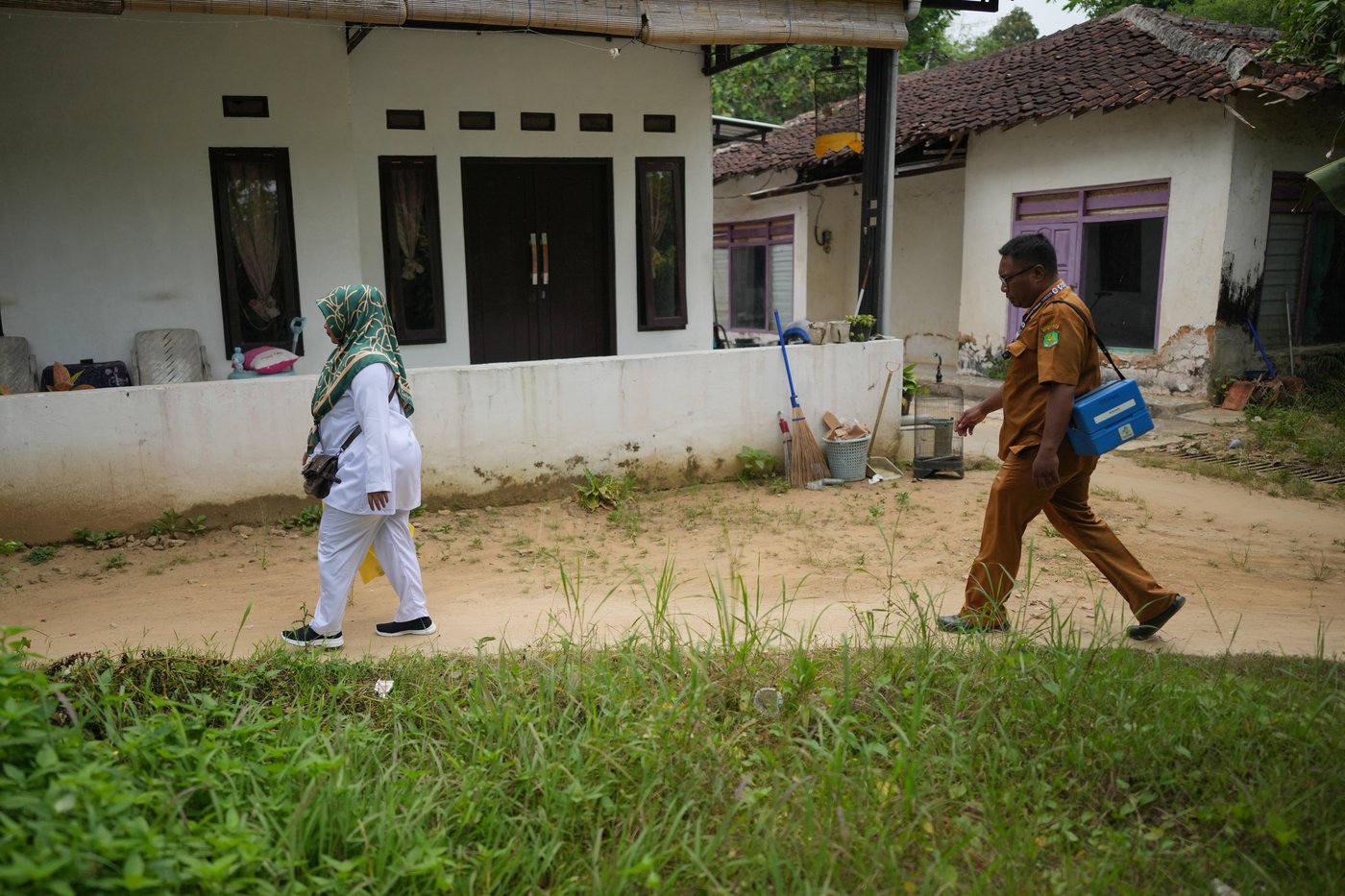 Photos show the efforts to curb a measles outbreak in Indonesia | iNFOnews.ca