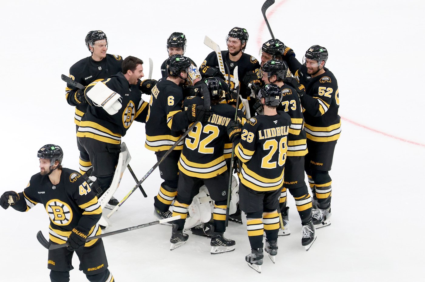 Fraser Minten scores in overtime to lift the Bruins past the Blackhawks, 4-3 | iNFOnews.ca Fraser Minten scores in overtime to lift the Bruins past the Blackhawks, 4-3 | iNFOnews.ca