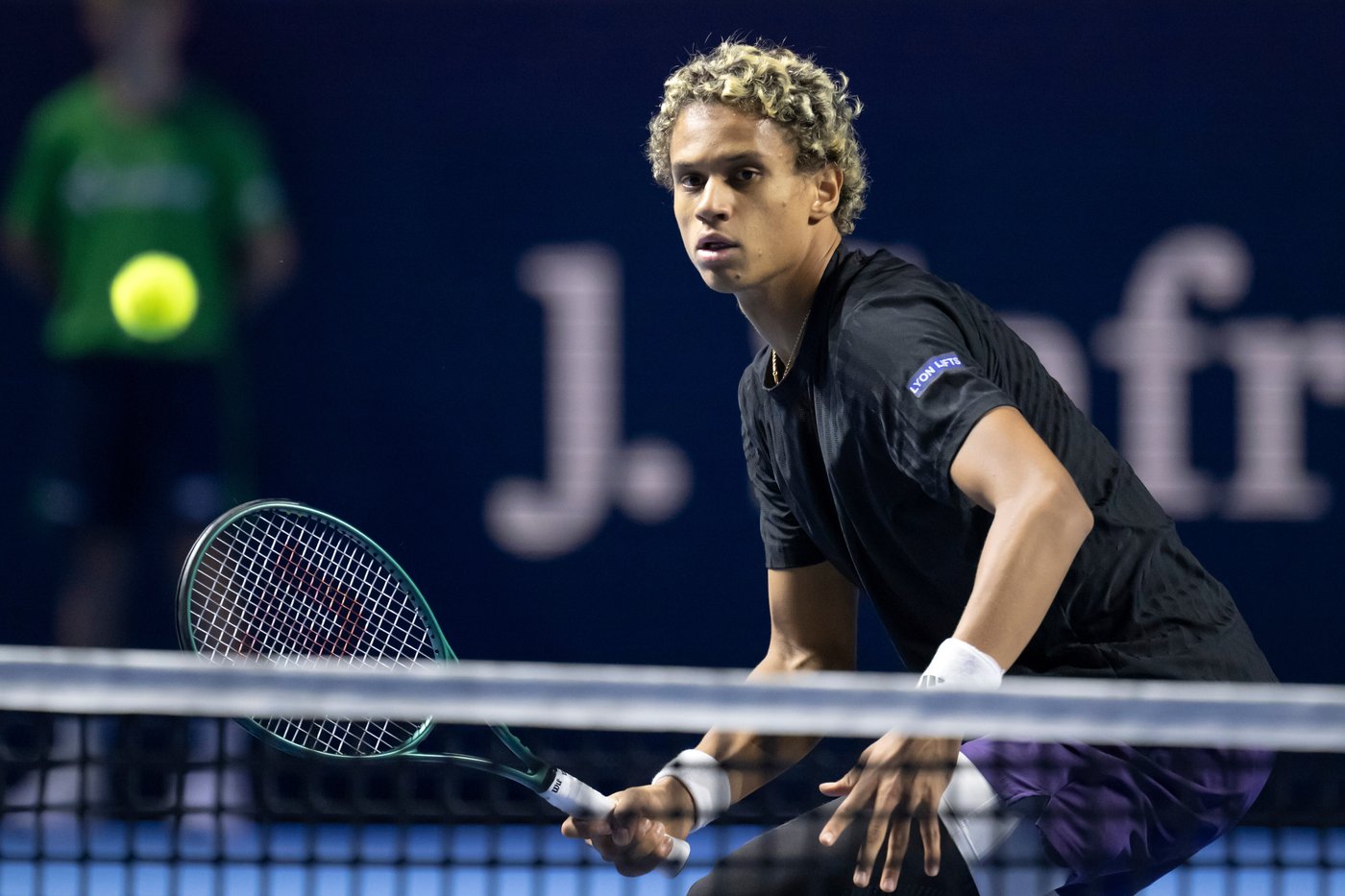 Montreal's Auger-Aliassime keeps ATP Finals hopes alive with first-round win in Paris | iNFOnews.ca Montreal's Auger-Aliassime keeps ATP Finals hopes alive with first-round win in Paris | iNFOnews.ca