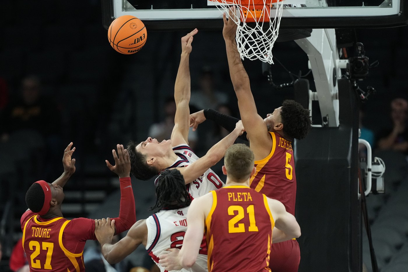 No. 15 Iowa State remains unbeaten with 83-82 victory over No. 14 St. John's in Players Era tourney | iNFOnews.ca