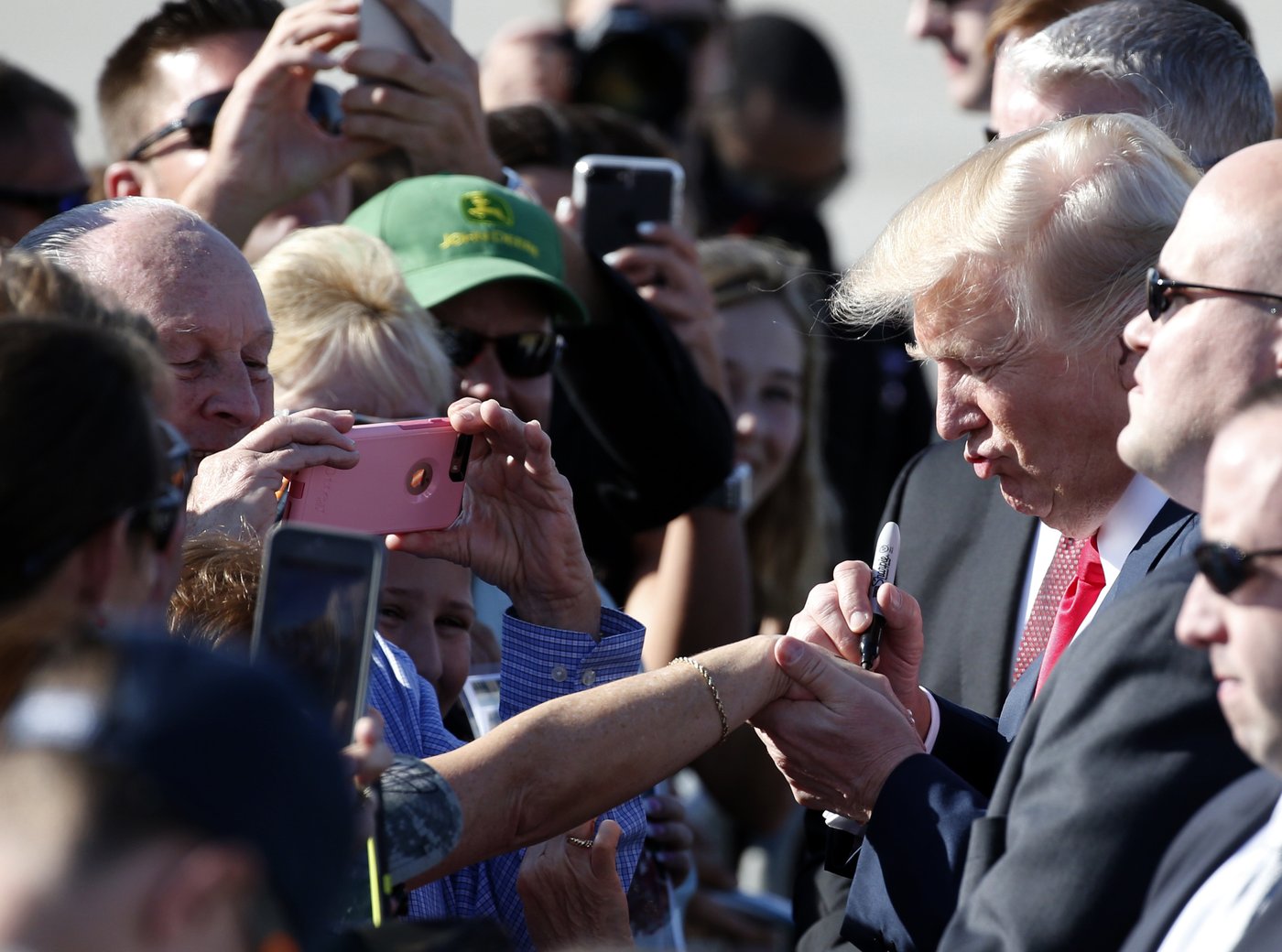 Trump's signature, a symbol of presidential power, is under new scrutiny thanks to the Epstein case | iNFOnews.ca