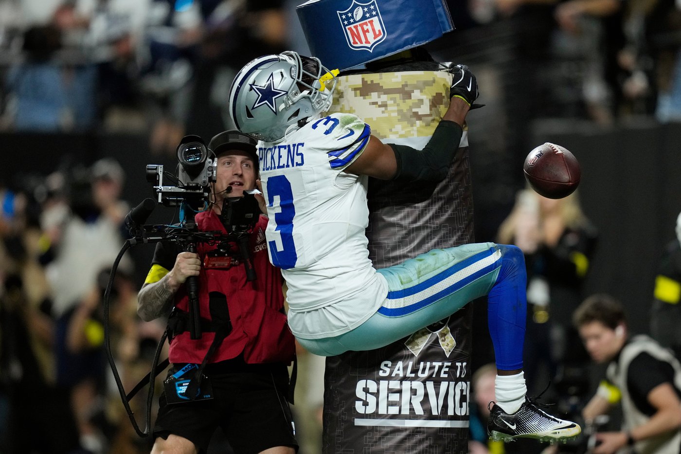 Cowboys honor Kneeland, then get 4 TD passes from Prescott in 33-16 win over Raiders | iNFOnews.ca