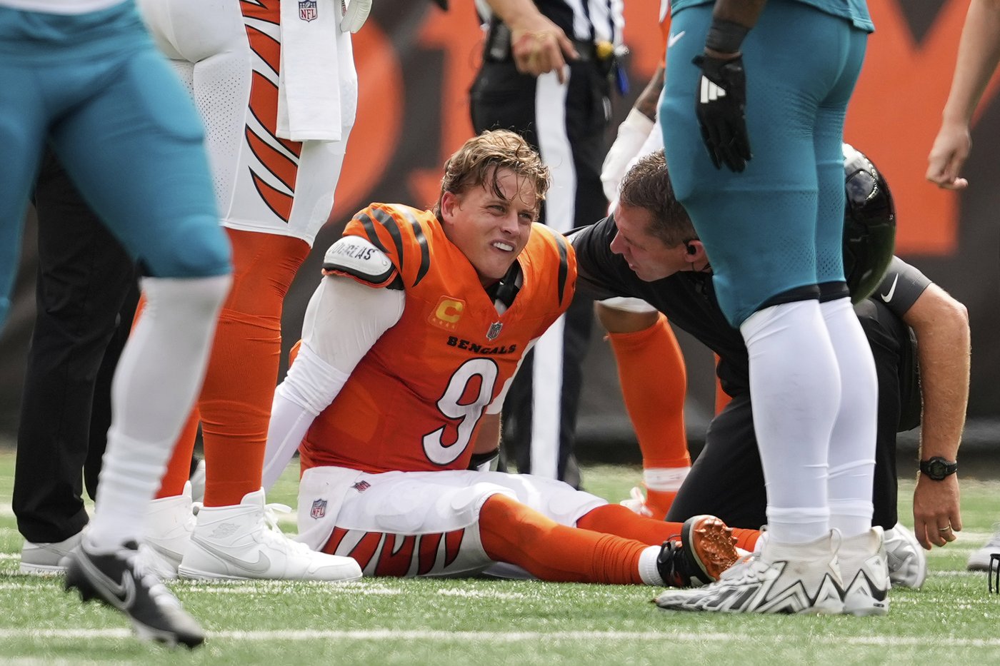Bengals' Joe Burrow on crutches, wears boot after toe injury forces him out of win over Jaguars | iNFOnews.ca Bengals' Joe Burrow on crutches, wears boot after toe injury forces him out of win over Jaguars | iNFOnews.ca