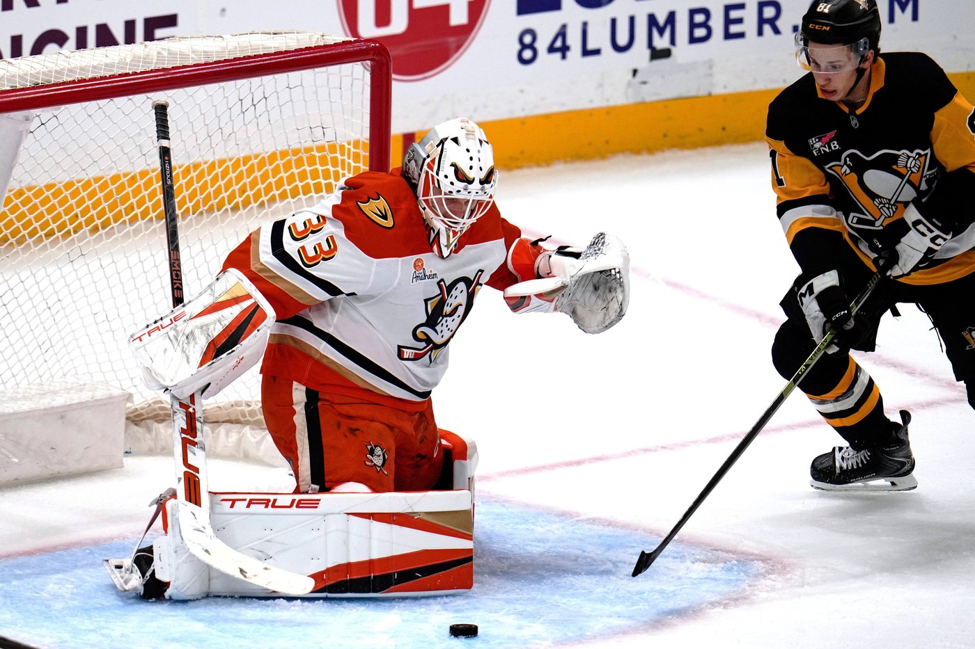 Beckett Sennecke beats the buzzer to force OT and Ducks win shootout to beat Penguins 4-3 | iNFOnews.ca