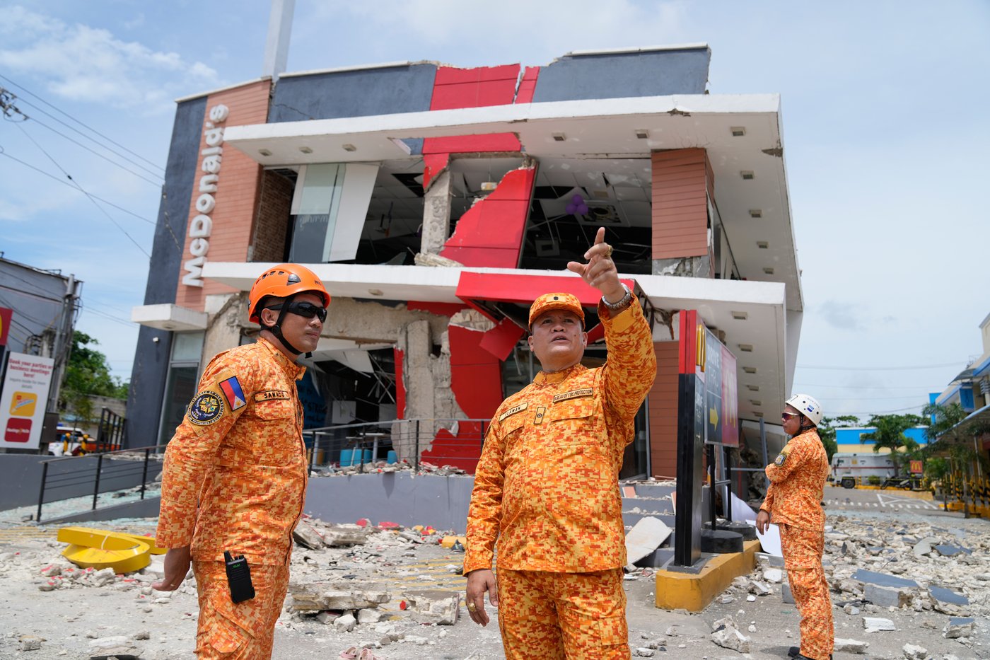 Photos show the destruction and rescue efforts after an earthquake in the Philippines | iNFOnews.ca