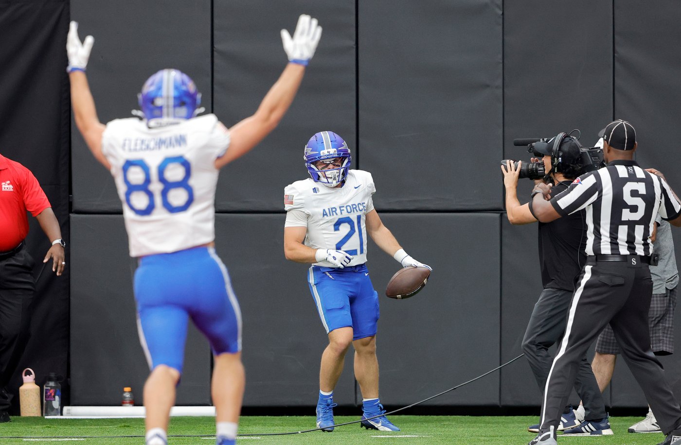 Colandrea scores on 19-yard TD run with 36 seconds left, lifts undefeated UNLV past Air Force 51-48 | iNFOnews.ca