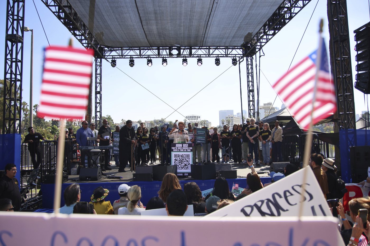 California bans most law enforcement officers from wearing masks during operations | iNFOnews.ca