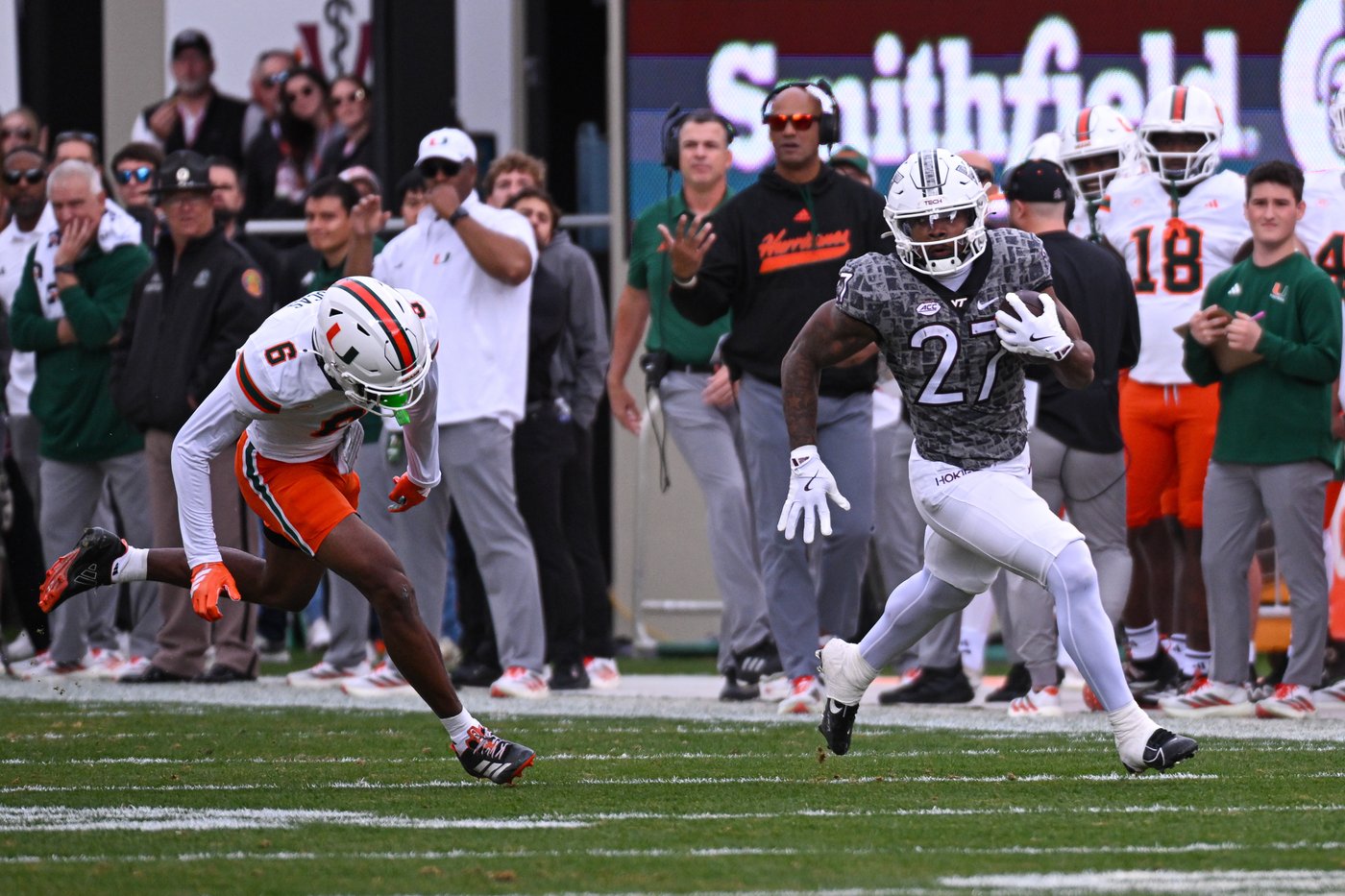 Beck's 4 TD passes carry No. 14 Miami past Virginia Tech, 34-17 | iNFOnews.ca Beck's 4 TD passes carry No. 14 Miami past Virginia Tech, 34-17 | iNFOnews.ca