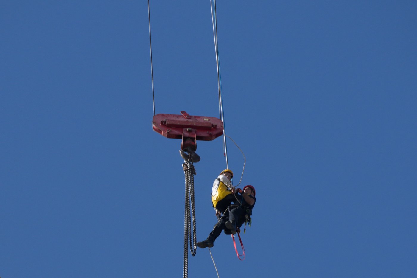 Fire teams rescue 15-year-old stuck on crane over high-rise building in Jerusalem | iNFOnews.ca