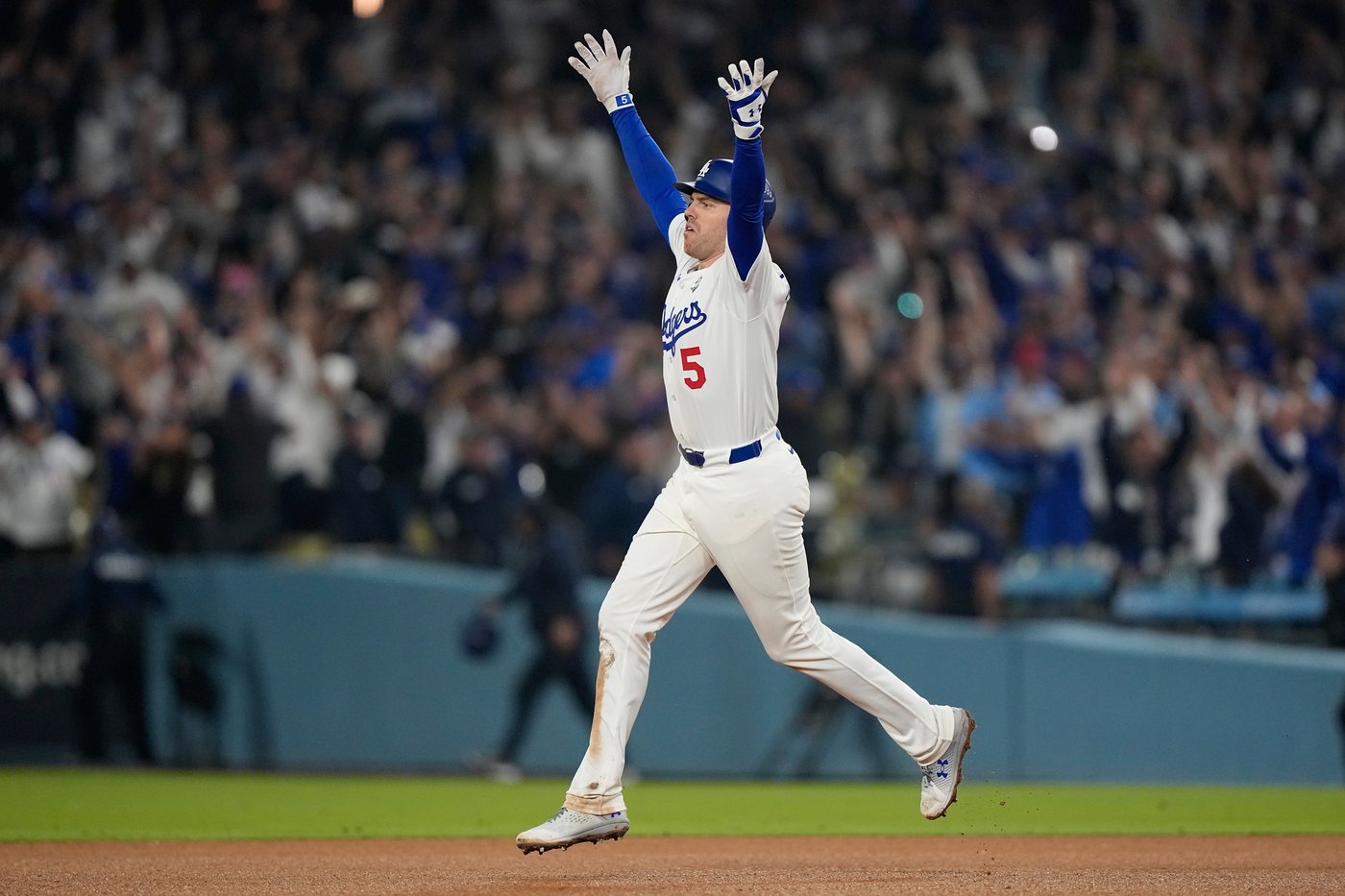 Freeman's homer in 18th inning lifts Dodgers over Blue Jays 6-5 in World Series classic | iNFOnews.ca