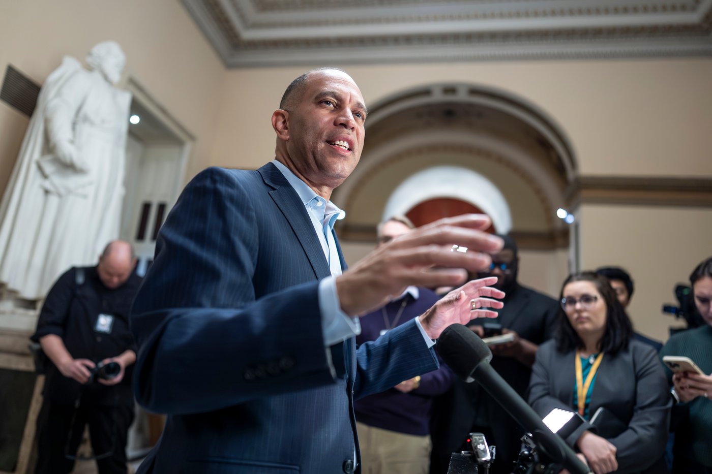 Democrats say Trump needs to be involved in shutdown talks. He's shown little interest in doing so | iNFOnews.ca Democrats say Trump needs to be involved in shutdown talks. He's shown little interest in doing so | iNFOnews.ca