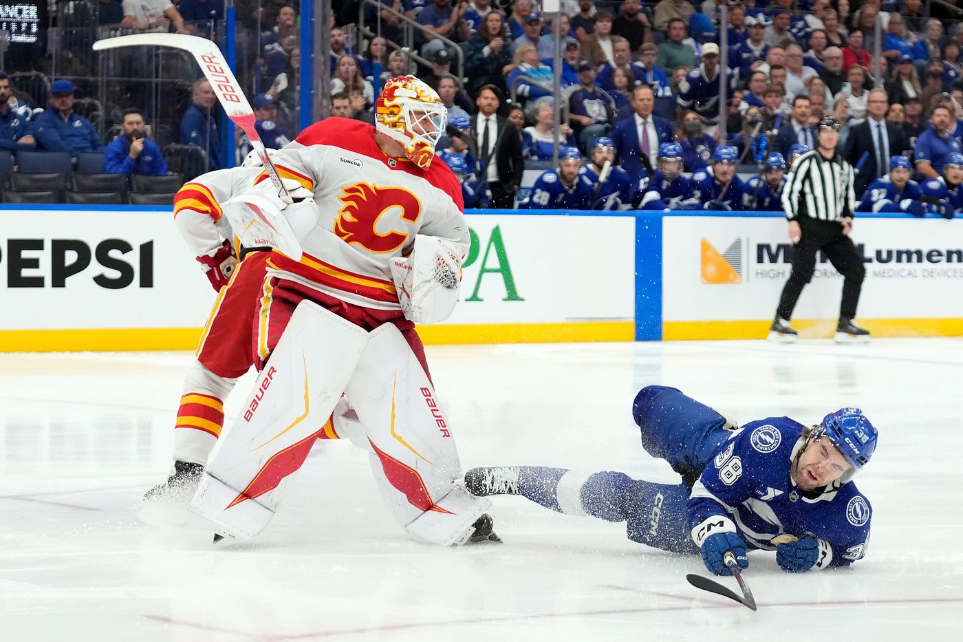 Andrei Vasilevskiy stops 32 shots, Lightning beat Flames 5-1 for 5th straight victory. | iNFOnews.ca