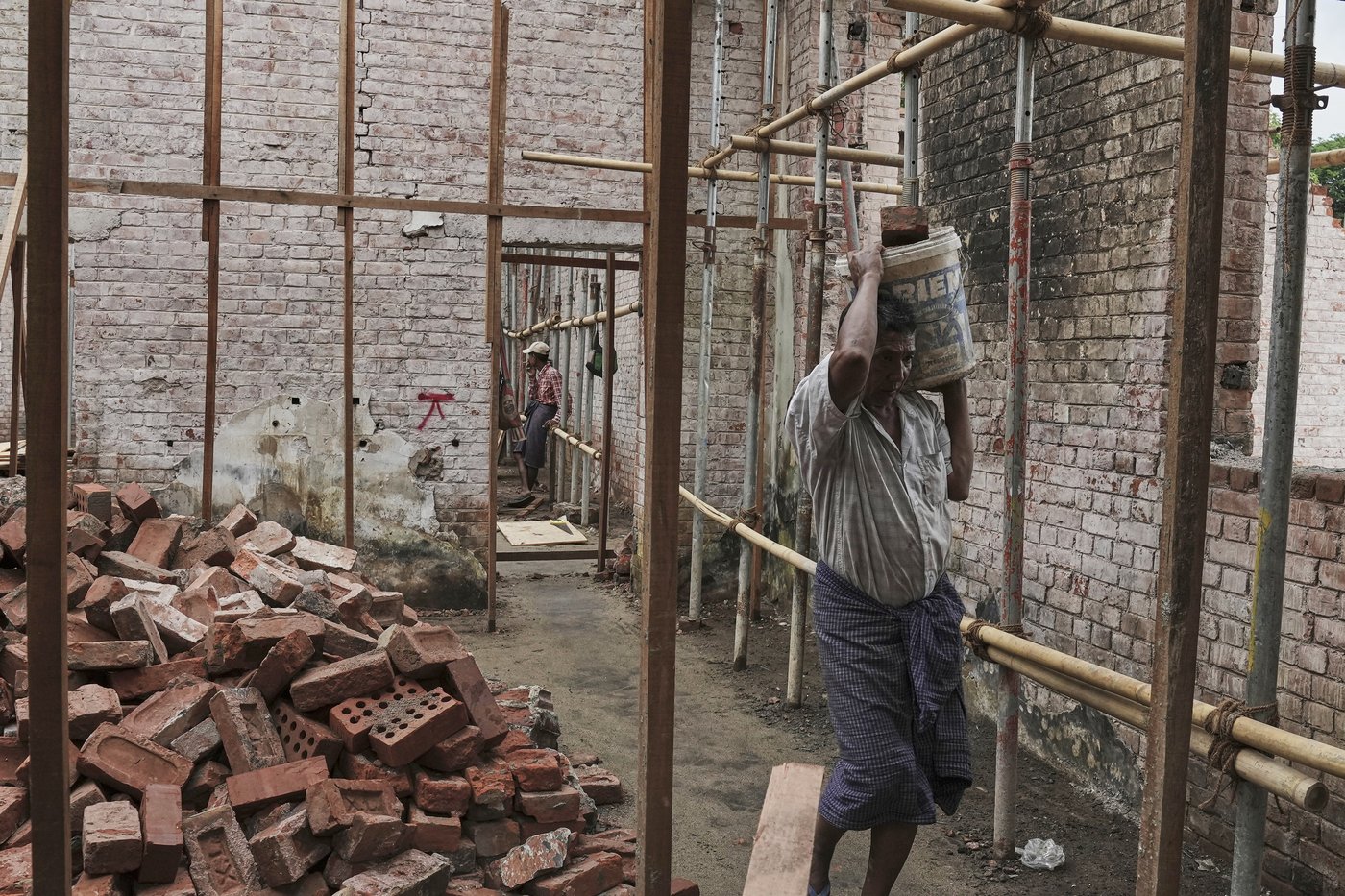 AP visit to Myanmar highlights its struggle to rebuild after an earthquake while a civil war rages | iNFOnews.ca AP visit to Myanmar highlights its struggle to rebuild after an earthquake while a civil war rages | iNFOnews.ca