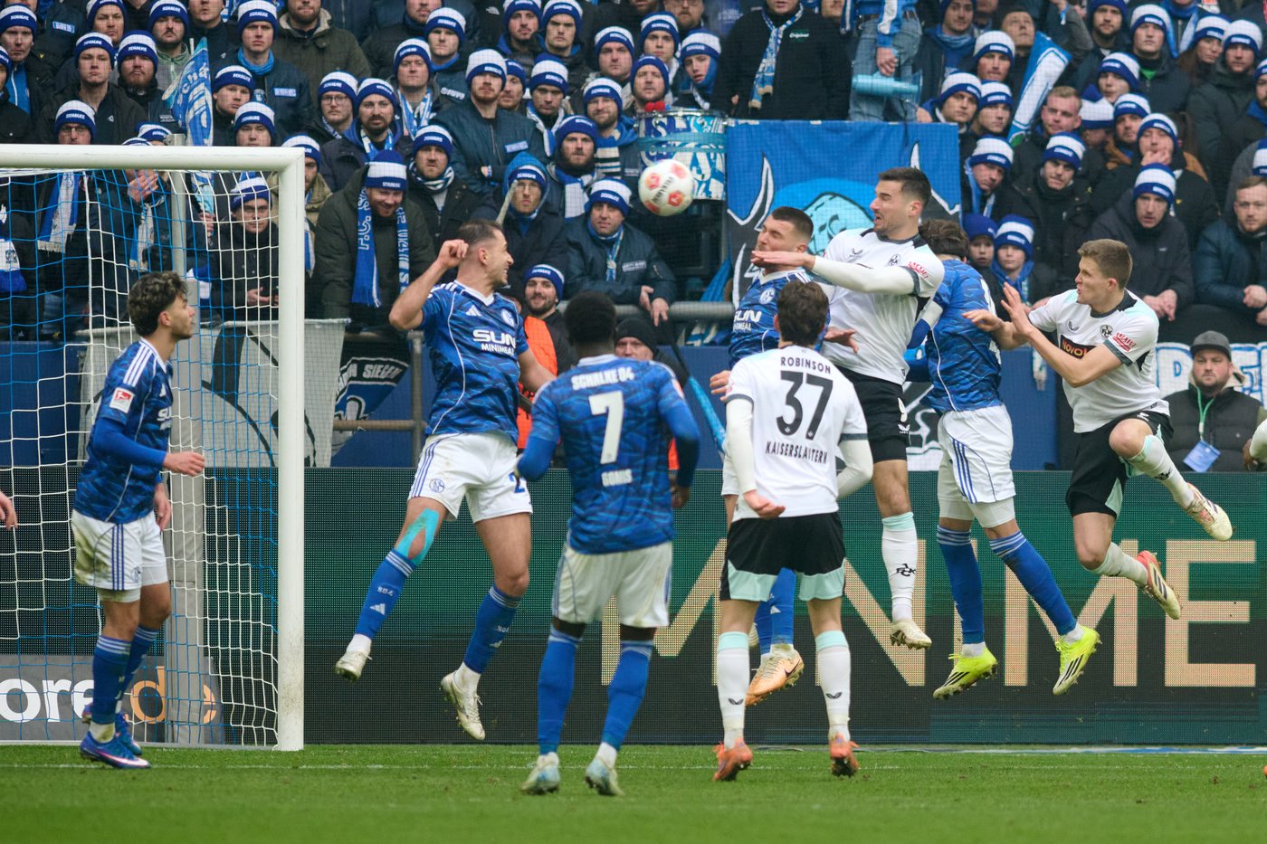Edin Džeko repays jubilant welcome by scoring on his Schalke debut | iNFOnews.ca