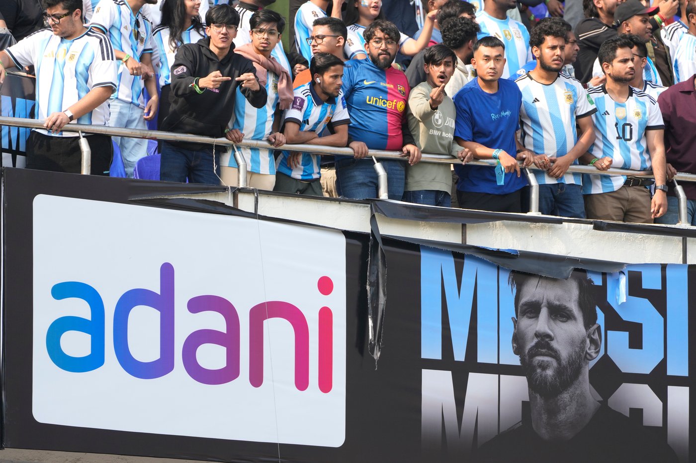 Messi's tour of India gets off to chaotic start with fans throwing bottles | iNFOnews.ca