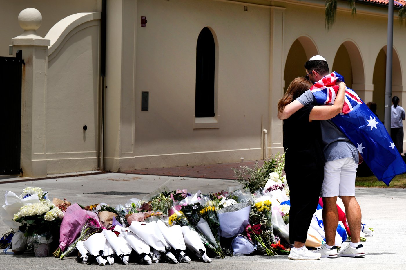 Photos show the scene of a deadly attack on Sydney's Bondi Beach | iNFOnews.ca