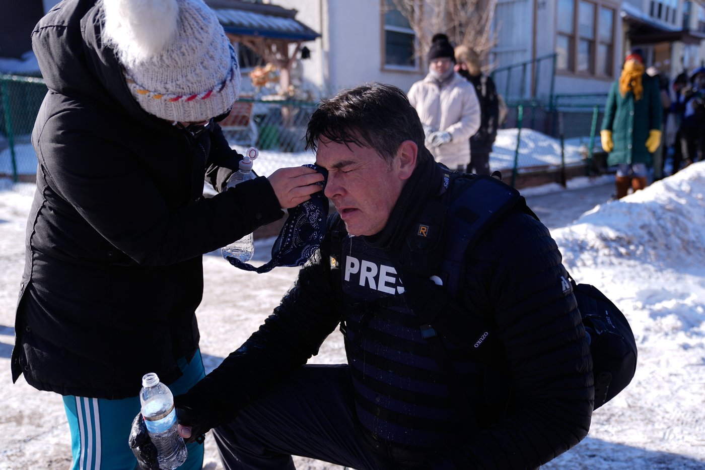 Officers react with crowd after man was killed in Minneapolis amid immigration crackdown, in photos | iNFOnews.ca