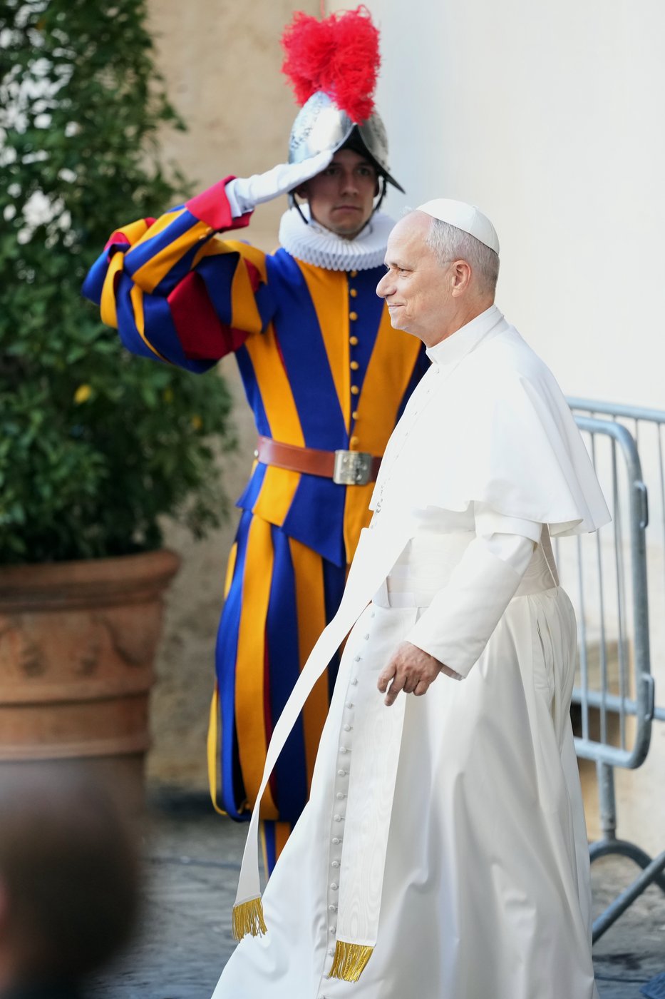 Pope lends star power to Swiss Guards swearing-in ceremony as his army struggles to find recruits | iNFOnews.ca