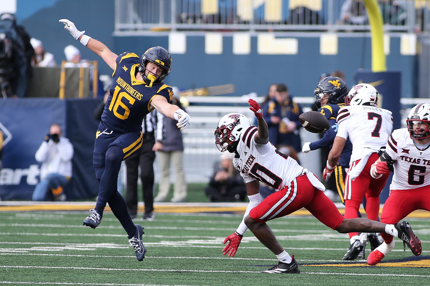 Morton throws for 3 TDs, LB Rodriguez scores on offense again and Texas Tech whips WVU 49-0 | iNFOnews.ca