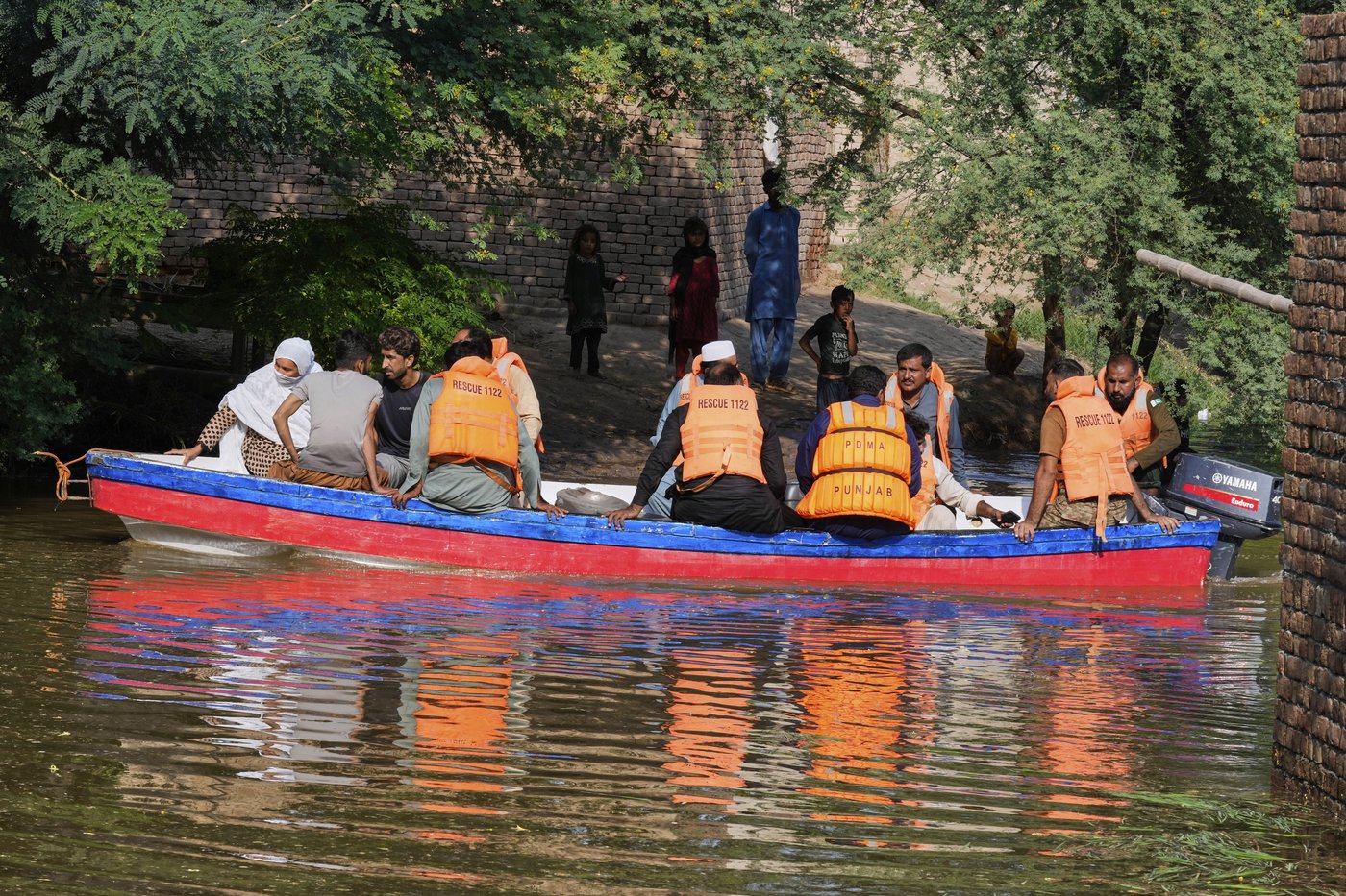 Half a million people flee their homes in Pakistan’s Punjab to escape flooding | iNFOnews.ca