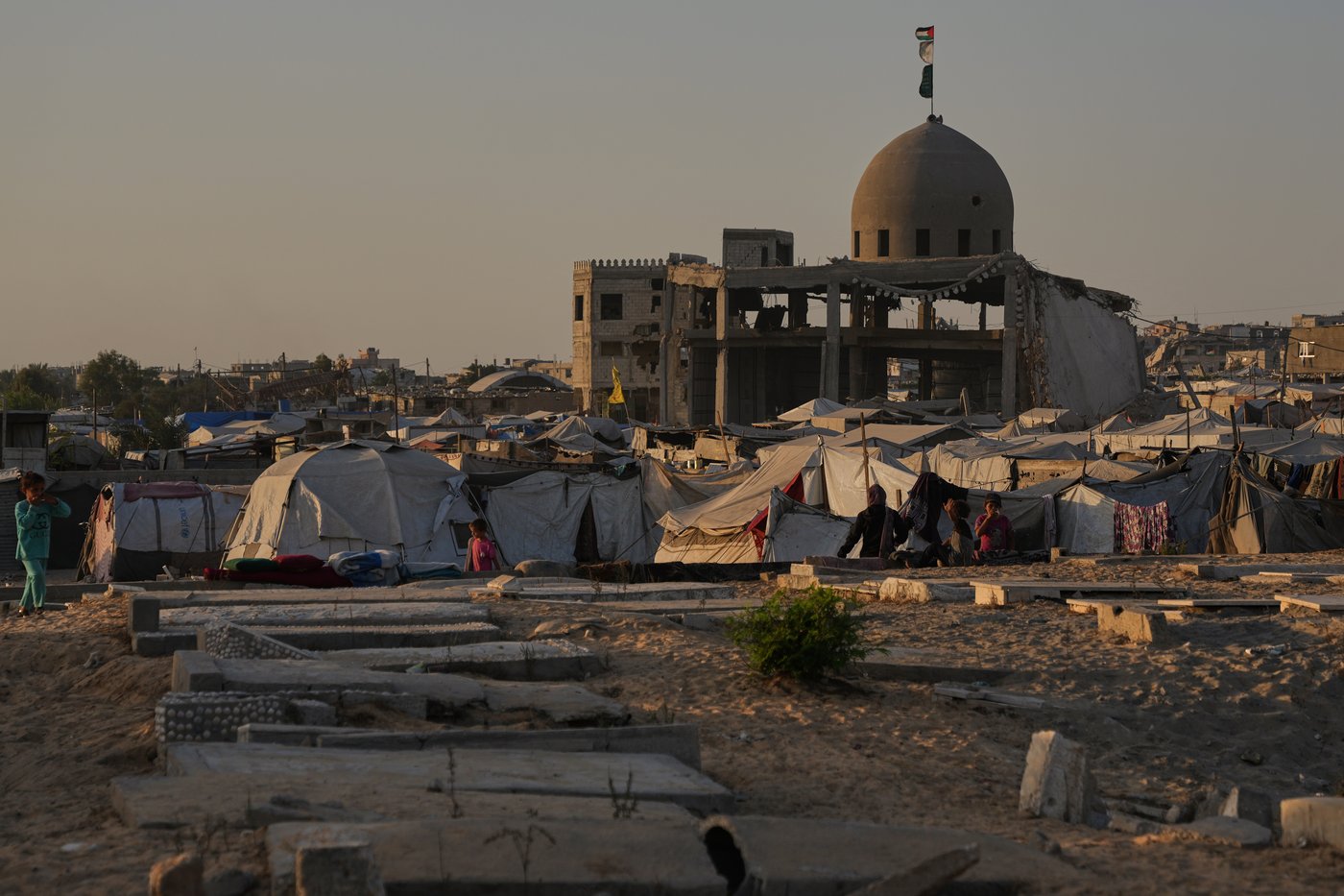 In Gaza cemeteries, some displaced Palestinians live among the dead | iNFOnews.ca In Gaza cemeteries, some displaced Palestinians live among the dead | iNFOnews.ca
