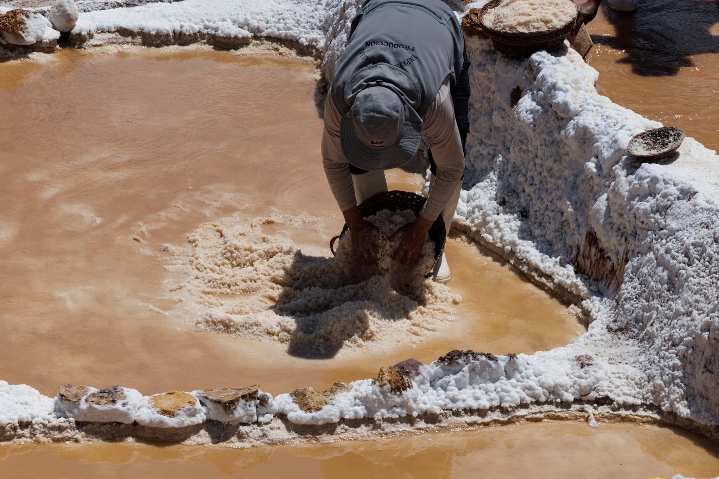High in Peru’s Andes, villagers carry out centuries-old work of collecting salt, in photos | iNFOnews.ca High in Peru’s Andes, villagers carry out centuries-old work of collecting salt, in photos | iNFOnews.ca