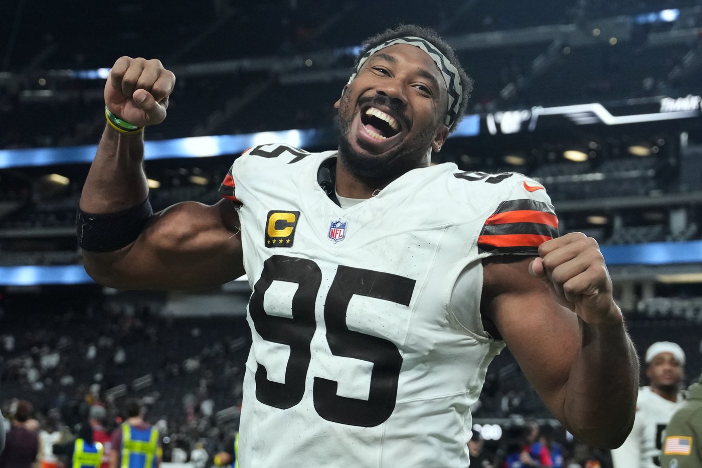 Shedeur Sanders wins his 1st NFL start, Myles Garrett has 3 sacks as Browns beat Raiders 24-10 | iNFOnews.ca