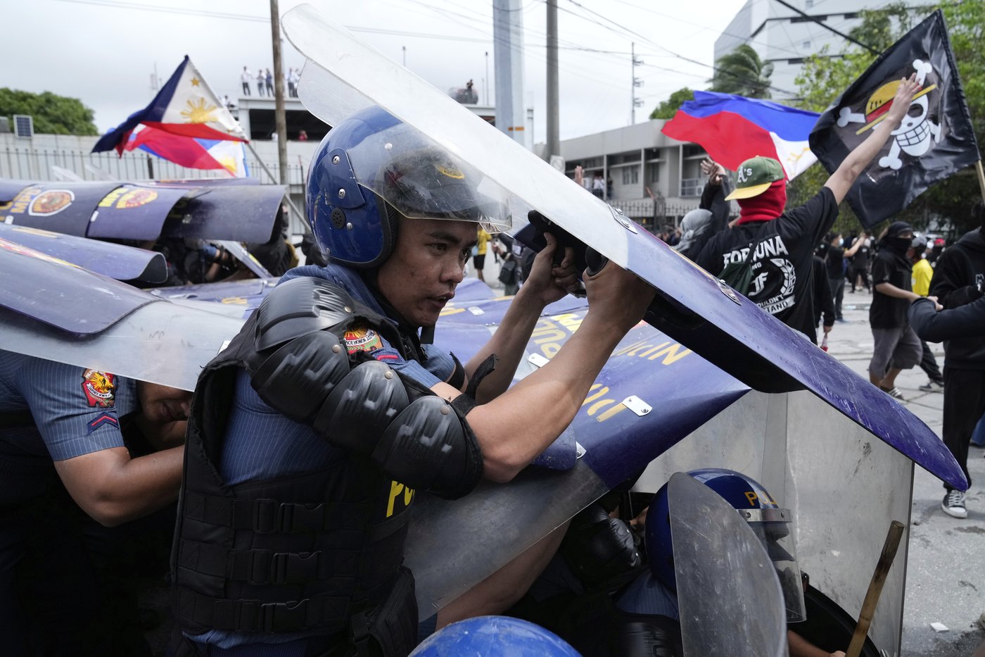 Philippine police arrested dozens after a violent clash near presidential palace, in photos | iNFOnews.ca