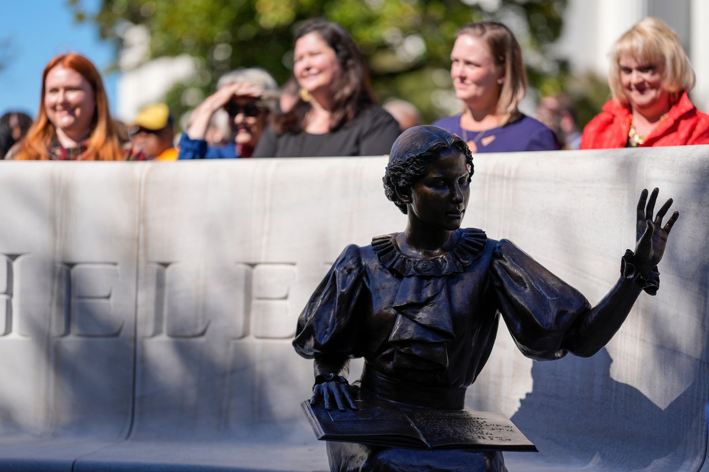 Rosa Parks and Helen Keller statues unveiled at the Alabama Capitol | iNFOnews.ca Rosa Parks and Helen Keller statues unveiled at the Alabama Capitol | iNFOnews.ca