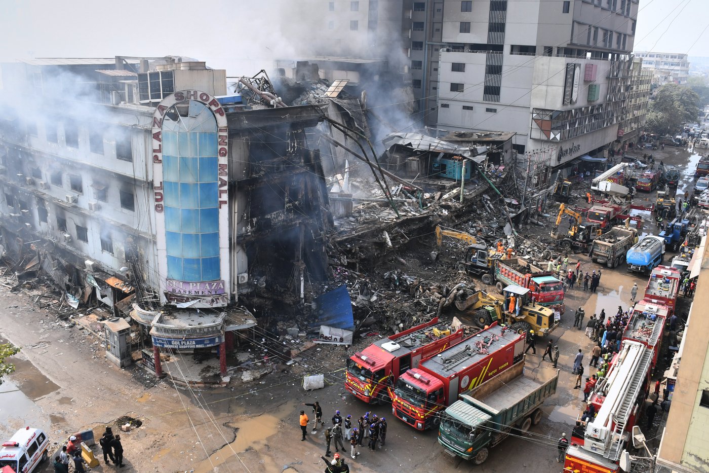 Rescuers race to recover bodies after massive Karachi shopping plaza fire, in photos | iNFOnews.ca