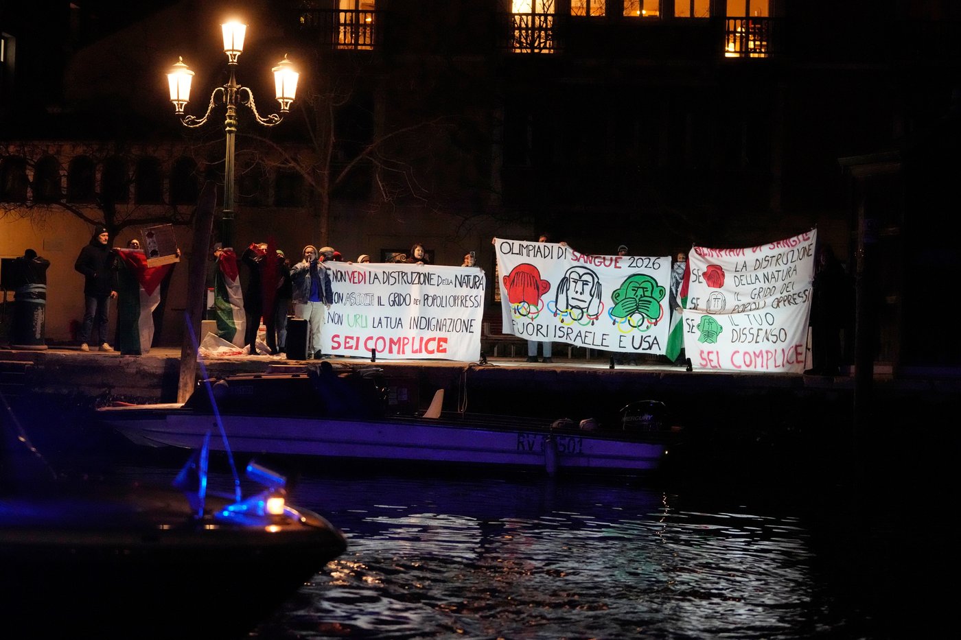 Olympic flame glides on traditional Venetian boats down the Grand Canal | iNFOnews.ca