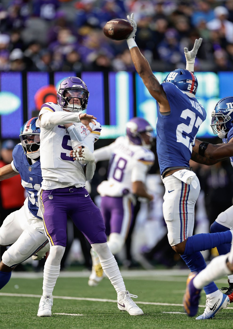 Vikings QB J.J. McCarthy has a fractured throwing hand. Max Brosmer to start vs. Lions | iNFOnews.ca
